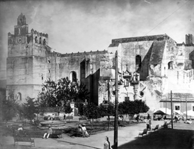 Gente frente al Ex-Convento Agustino de Yuriria