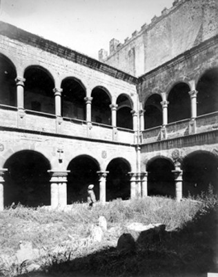 Hombre en el claustro del Ex-Convento de San Agustín Acolman