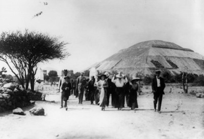 Personas recorren la Calzada de los Muertos de Teotihuacán durante los festejos del Centenario de la Independencia