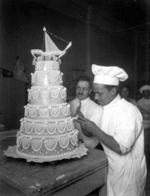 Hombre adorna un pastel