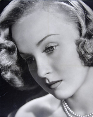 "Irasema Dillian", rostro en tres cuartos de perfil a la derecha, con collar de perlas, retrato