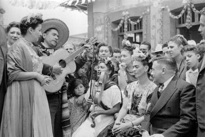 Frida Kahlo con personas en la inauguración de una pulquería