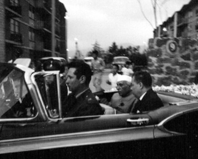 Benito Coquet y Jawaharlal Nehru en el automóvil de la comitiva durante su visita a la Unidad Independencia