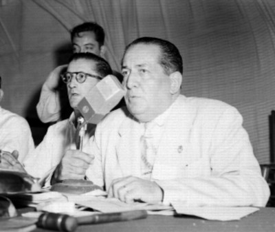 Banaquero pronunciando un discurso en el congreso en Acapulco