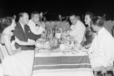 Banqueros con sus esposas en una mesa