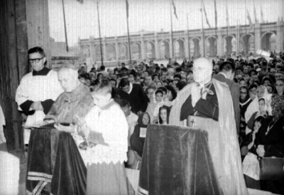 Raymondi celebrando una misa en la Basílica de Guadalupe
