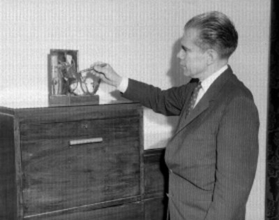 Médico de la Grant Adversting mostrando una replica de un corazón