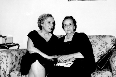 Mujeres familiares de sagasta en una sala