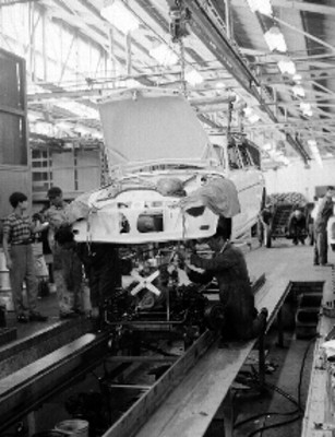 Obreros ensamblando el motor a un automovil en la planta de la Volvo
