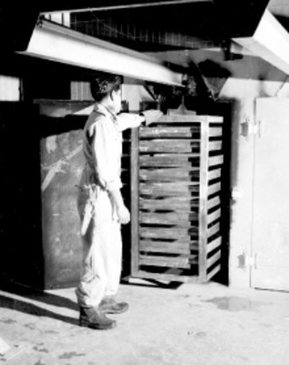 Obrero trabajando, durante un proceso industrial en la planta FERRO ENAMEL