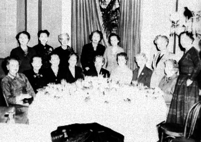 Mujeres de clase alta, durante un banquete en un salón, retrato