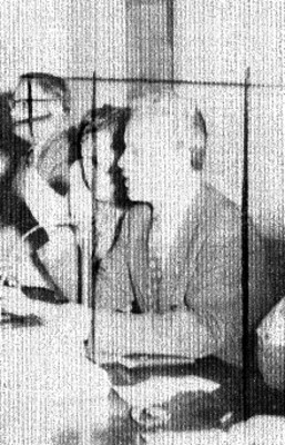 Funcionario público ante el micrófono durante una conferencia