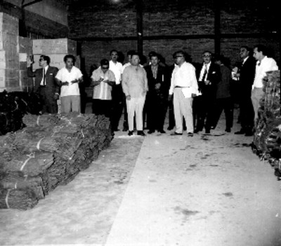 Roberto Amorós recorriendo instalaciones de un almacén de depósito, acompañado por su comitiva