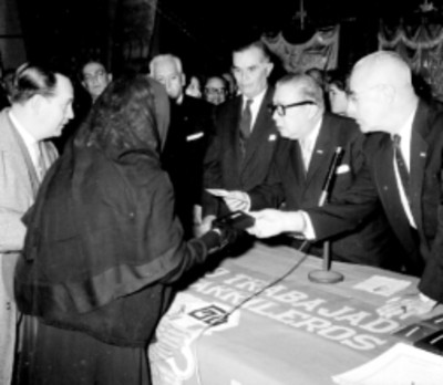 Benjamín Méndez felicita a una trabajadora de los F. F. C. C., durante una ceremonia en honor al ferrocarrilero en el teatro Iris