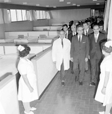 Gustavo Díaz Ordaz y comitiva visitan un hospital de Salubridad