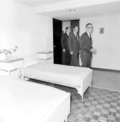 Gustavo Díaz Ordaz devela la placa del hospital para enfermos ambulantes