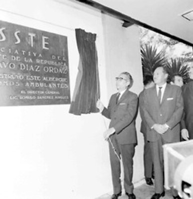 Gustavo Díaz Ordaz visita la sala de recuperación de un hospital de Salubridad