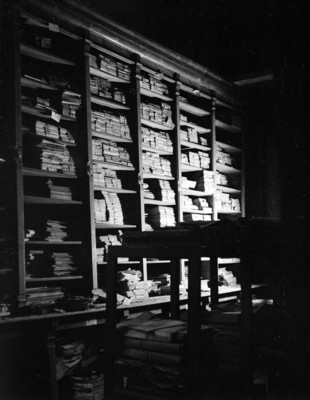 Anaqueles en la biblioteca Nacional