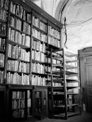 Librero en la biblioteca Nacional