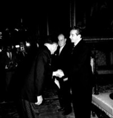Adolfo López Mateos y embajador en Palacio Nacional