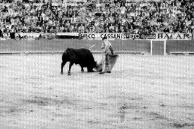Torero realiza pase de muleta en una corrida