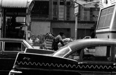 Hombre en bicicleta por la calle