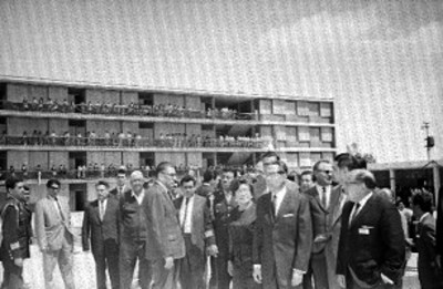 Niño realiza un clavado