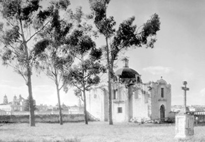 Vista lateral de iglesia