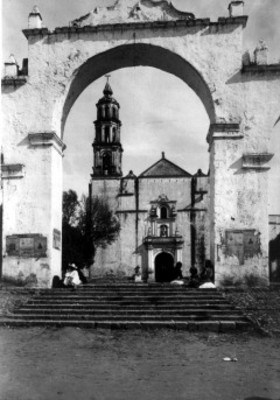 Gente sentada en el atrio de la iglesia de Amecameca