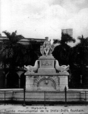 Vista de la "Fuente monumental de la India" en una plaza pública