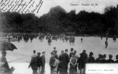 Multitud de personas en la Plaza del Re