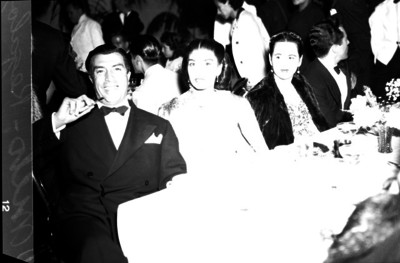 Nieto acompañado de su esposa y otras personalidades en un banquete