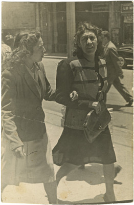 Celia Rodríguez conversa con una mujer mientras caminan por la calle