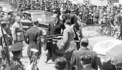 Manuel Ávila Camacho desciende de automóvil durante una ceremonia