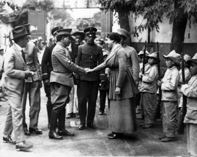 El Gral. Francisco Murguía saludando a la Srita. Directora de la Escuela