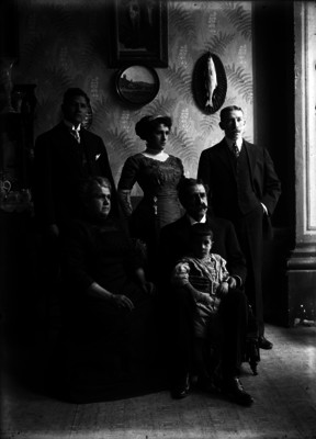 Rafael Ocampo, revolucionario zapatista acompañado de su familia en la sala de su casa, retrato de familia