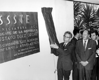 El presidente Gustavo Díaz Ordaz devela la placa inaugural del Albergue para enfermos ambulantes del "ISSSTE"