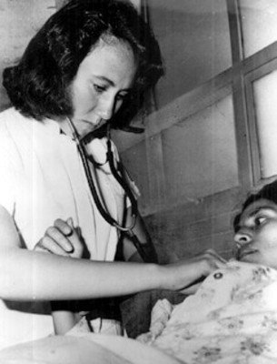 Doctora del Politécnico realiza su servicio social