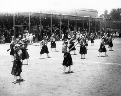 Alumnos del colegio Francés de San Cosme haciendo ejercicios militares en el Parque Unión
