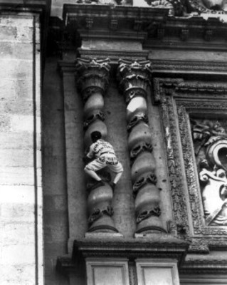 Hombre mosca escala en la Catedral