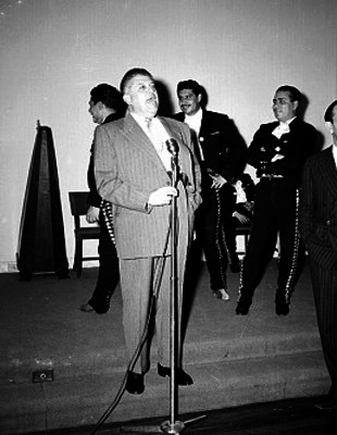 Panseco, cómico de radio ante el micrófono, durante una presentación