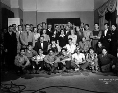 Arturo de Córdova y miembros de la producción de la película "cinco amores en mi vida"