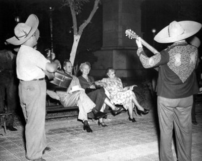 Mariachi interpreta melodia a turistas