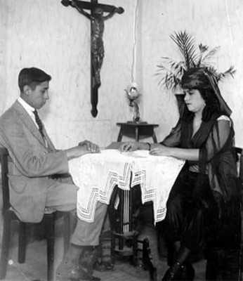 Salida Zelinda lee las cartas a un hombres