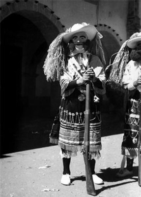 Gente disfrazada de abuelitos