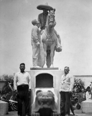 Hombres realizan guardia de honor ante el monumento a Emiliano Zapata