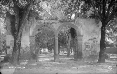 Ninon Sevilla de pie con sus brazos a la altura de su cabeza, retrato