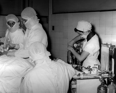 Médicos y enfermera en intervención quirúrgica