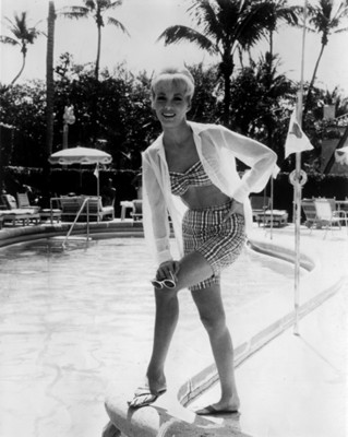 Mujer viste traje " de baño" con blusa, retrato