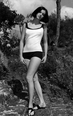 Modelo en traje de baño combinado, retrato